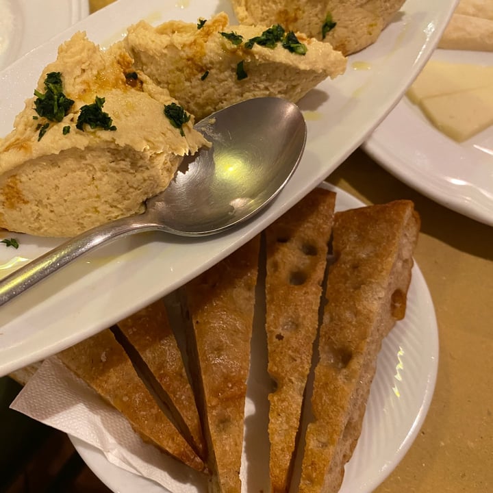 photo of Osteria Veggente Hummus Di Ceci Bio Con Focaccia Integrale shared by @giuliaghil on  13 Nov 2022 - review