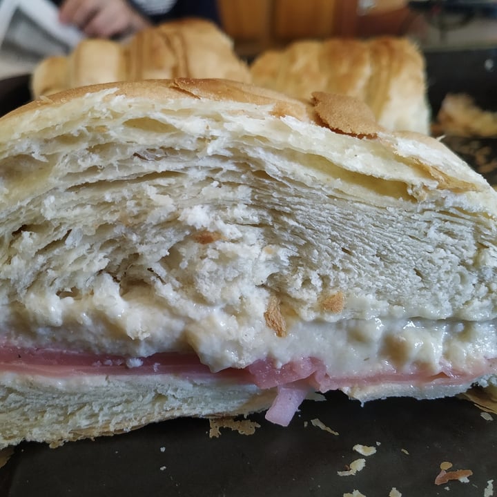 photo of Veganesh Sacramentos Rellenos Jamón Y Queso shared by @florweimann on  14 May 2021 - review