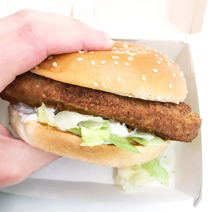photo of KFC vegan chicken burger shared by @thegreenveganchick on  17 May 2020 - review