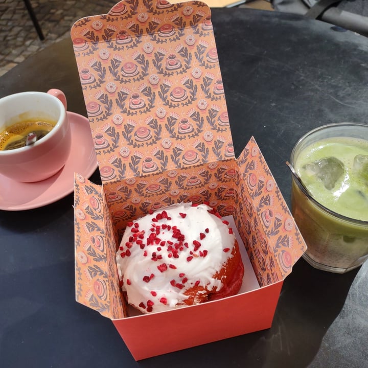 photo of Brammibal's Donuts White Choc & Strawberries shared by @eleonxra on  08 Aug 2022 - review
