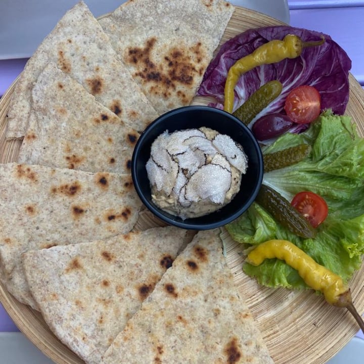 photo of Artha Naan con Hummus shared by @matteoforchiz on  13 Jul 2022 - review
