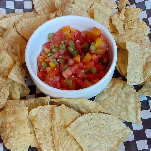 菜肴“Nachos and Salsa”的照片