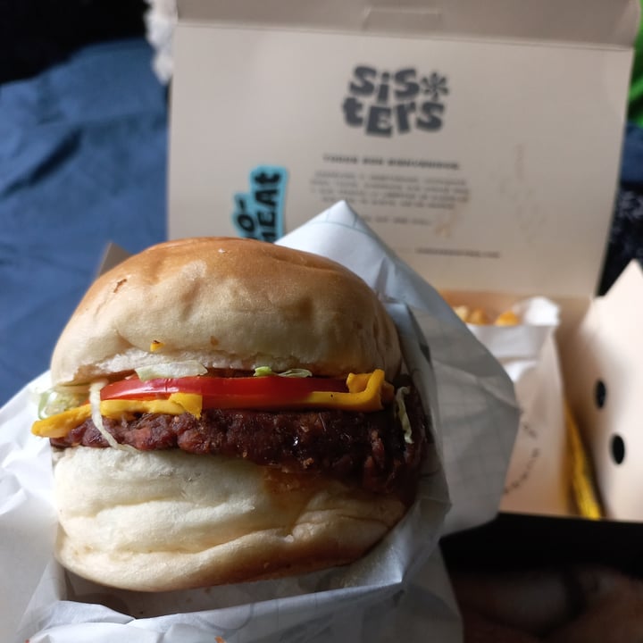 photo of Sisters Combo Veggie Burger Simple shared by @alessa182 on  30 Apr 2022 - review