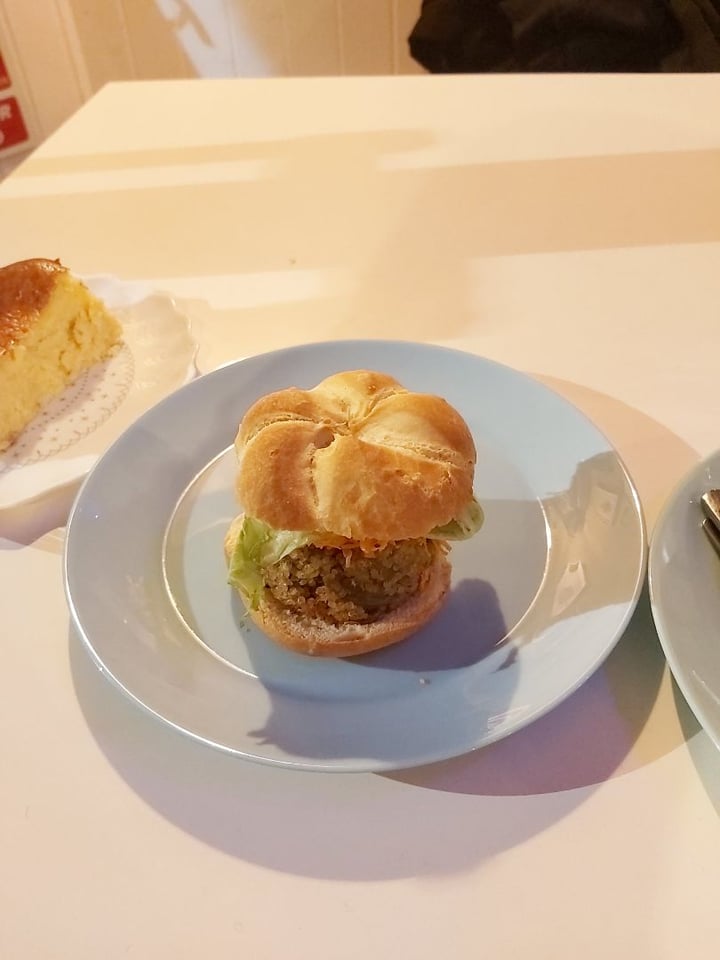 photo of Salamanca Magenta Cafe & Bar Hamburguesa vegana shared by @coeurroux on  08 Nov 2019 - review