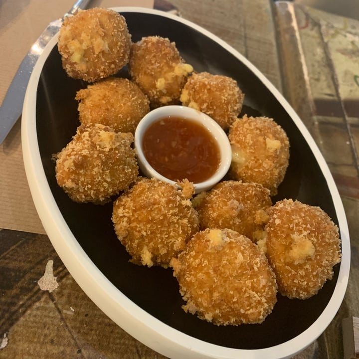 photo of Τρεις Λαλούν - Treis Laloun Cheese balls shared by @vanessabejjany on  27 Dec 2021 - review