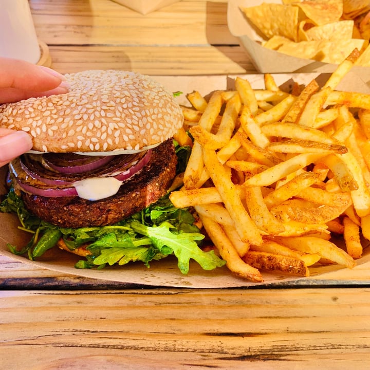 photo of Seabirds Kitchen Beet Burger shared by @meredithsveganlife on  11 Dec 2020 - review