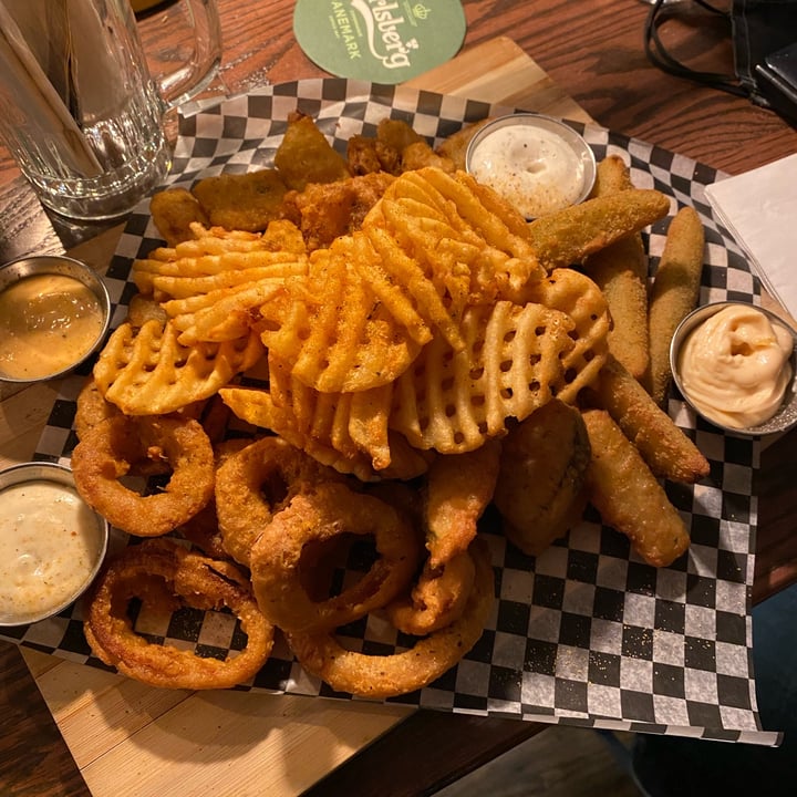 photo of Bowhead Pub Fried Platter shared by @montrealrealtor on  24 Nov 2021 - review