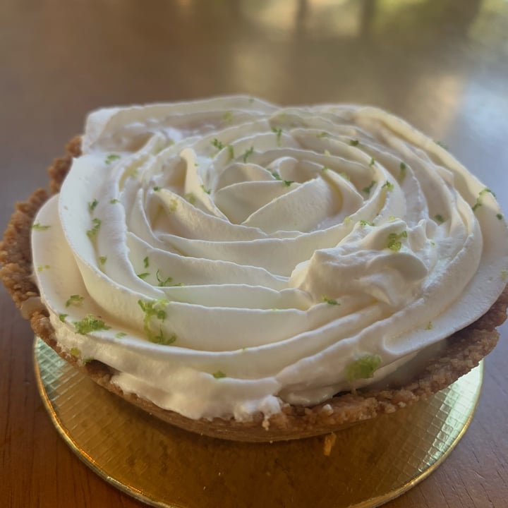 review photo of Cannelle Torta de limao shared by @larakuerten on 19 Jun 2022 - review