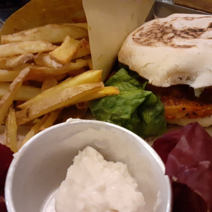 photo of La Mi Mama Burger di verdure con patatine fritte artigianali e maionese di soia shared by @marik on  07 Dec 2021 - review