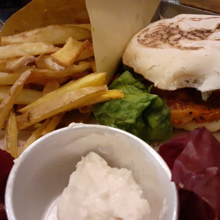 review photo of La Mi Mama Burger di verdure con patatine fritte artigianali e maionese di soia shared by @marik on 07 Dec 2021 - review