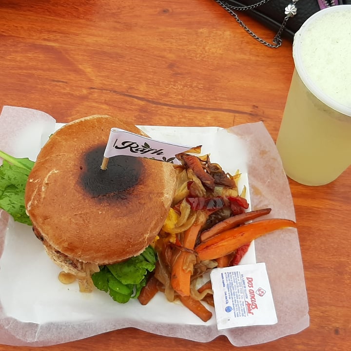 photo of Rafh ~ comida saludable Hamburguesa De Lentejas Completa (Lechuga, Tomate Y Rucula) Con Salteado De Verduras Y Cebolla Caramelizada. shared by @gastonfauret on  24 Feb 2021 - review