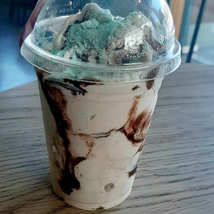 photo of Royale Eatery Vegan Chocolate Mint Shake shared by @rondeboschvegan on  22 Nov 2020 - review