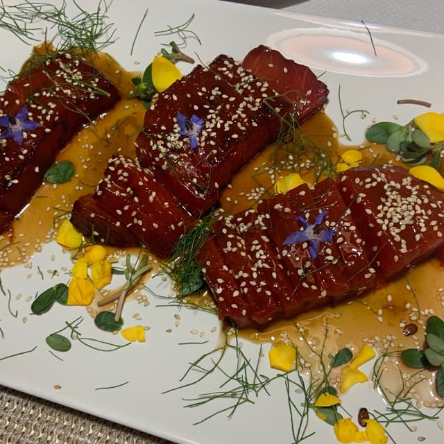 Foto do prato “Tataki de sandía con salsa Teriyaki y semillas”