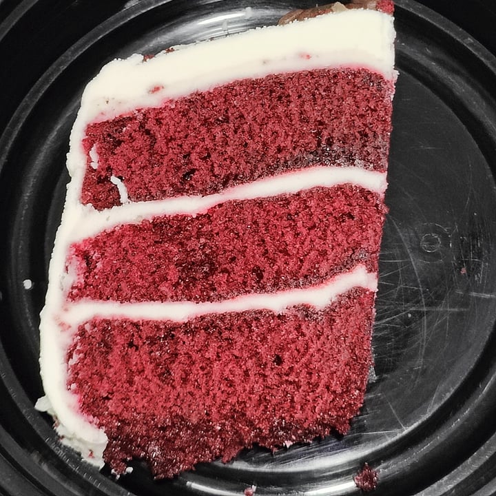 review photo of Hummingbird Bakery vegan red velvet cake shared by @chandansojitra on 04 Dec 2022 - review