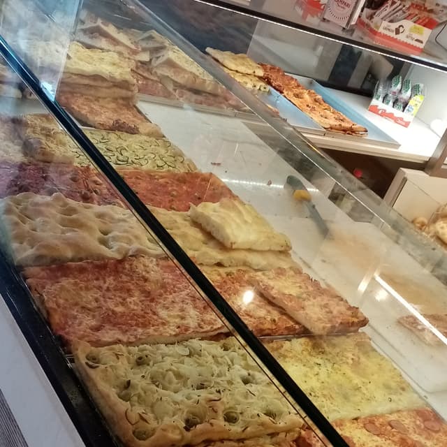 Photo of the dish “pizza rossa con olive”