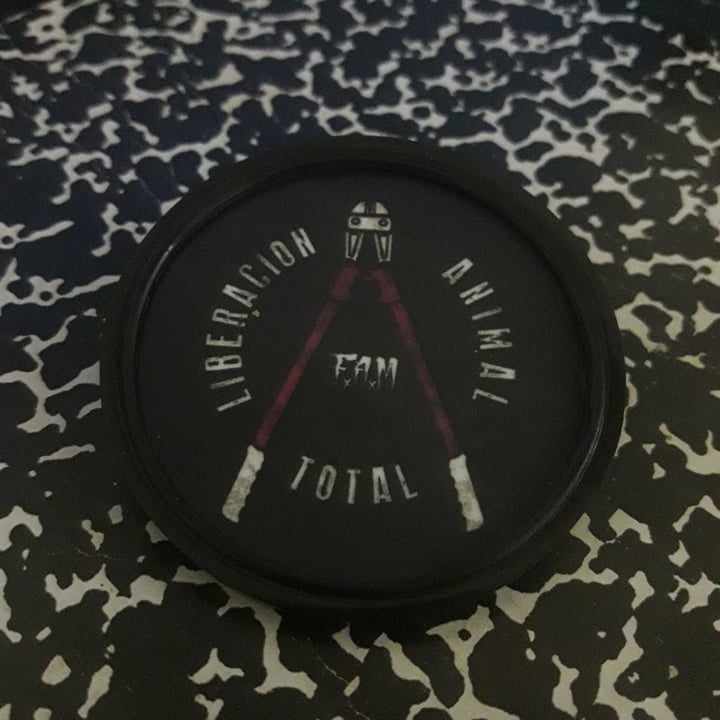 photo of Frente Antiespecista Merch Pin Liberación Animal Total shared by @hskfn on  26 Apr 2021 - review