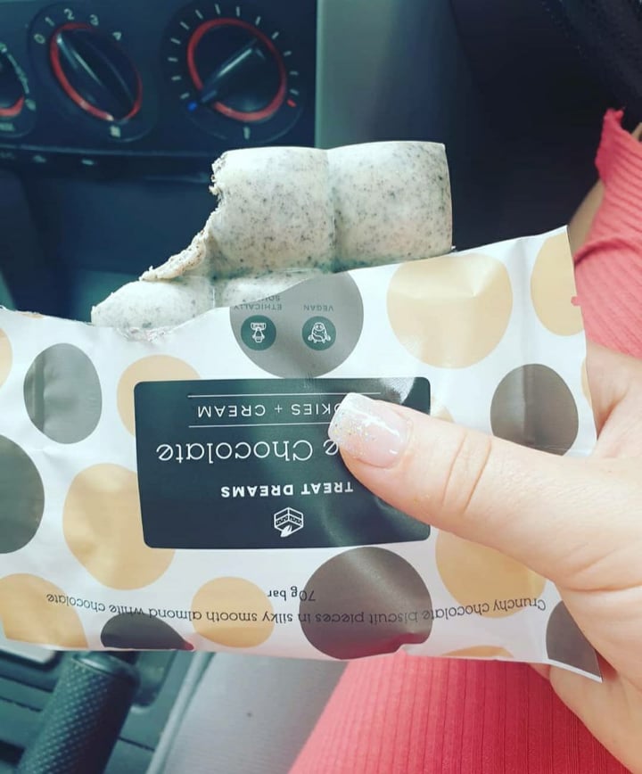 photo of Treat Dreams Cookies + Cream White Chocolate Bar shared by @izzyminogue95 on  20 Mar 2020 - review