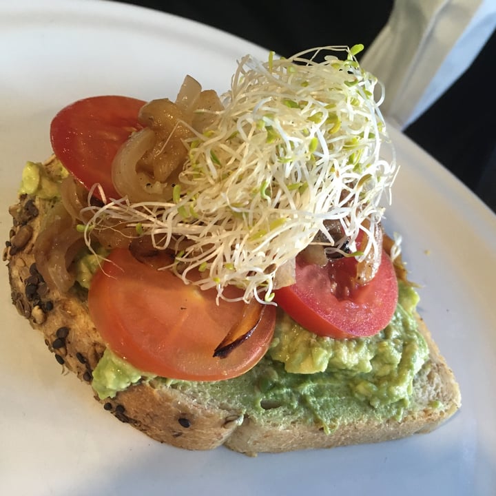 photo of Pan Comido Avocado toast shared by @daniveganbrazil on  24 Nov 2021 - review