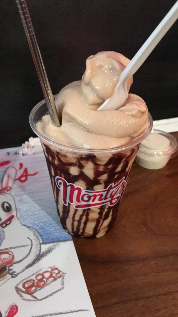 photo of Monty's Good Burger Chocolate shake shared by @pacholiarce on  22 Mar 2019 - review