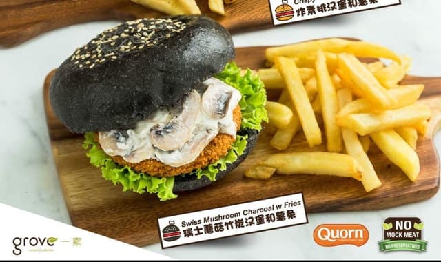 Foto del piatto “Swiss Mushroom Charcoal Burger with Fries”