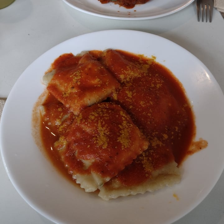 review photo of Wara espacio saludable Raviolón con masa de cúrcuma shared by @omgkaren on 02 Aug 2021 - review