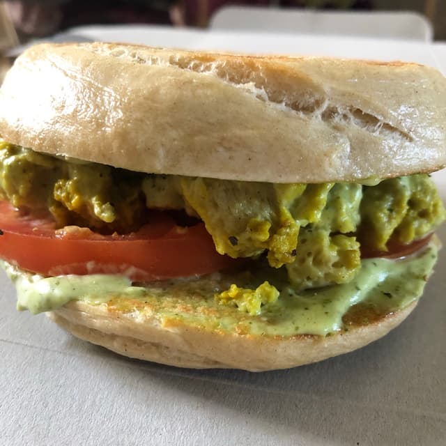 Foto do prato “Vegan chicken pesto bagel”