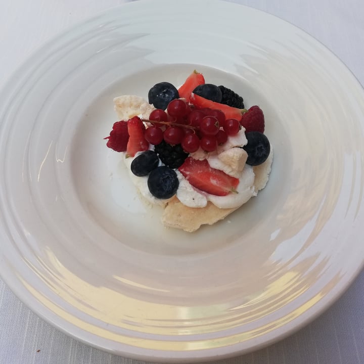 photo of Ristorante La Piazzetta Pavlova: meringa artigianale con panna montata e frutta fresca shared by @lari98 on  07 Nov 2022 - review