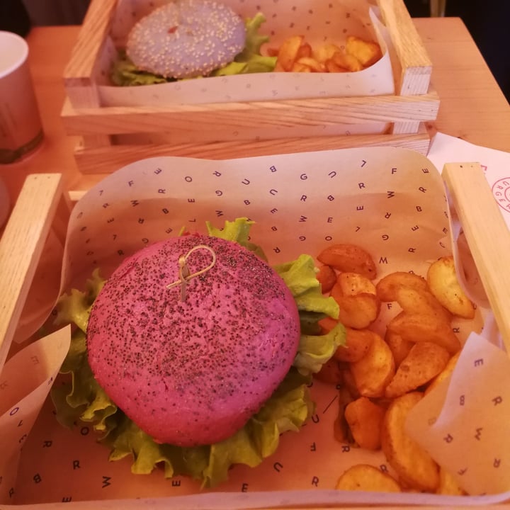 photo of Flower Burger Cherry Bomb shared by @lellla on  01 Aug 2022 - review