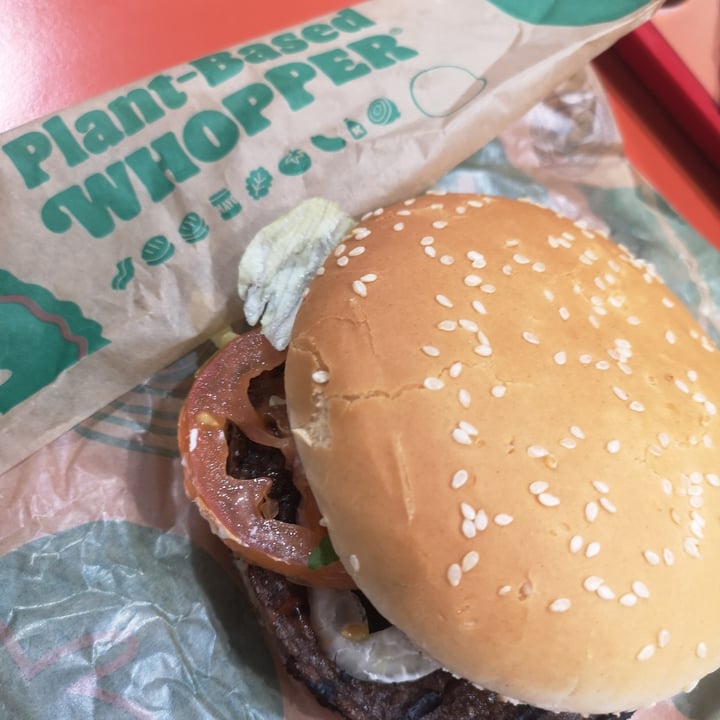 photo of Burger King Whopper plant based shared by @lindaemecs on  10 Jun 2022 - review