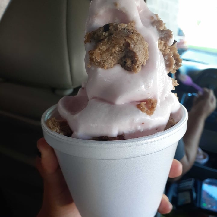photo of Yogurt Mill Vegan strawberry coconut milk yogurt shared by @rain7246 on  05 Jul 2021 - review