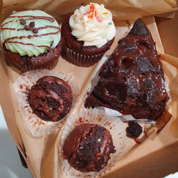 photo of Erin McKenna's Bakery LA Brownie Mint Cupcake shared by @paniwilson on  06 May 2022 - review