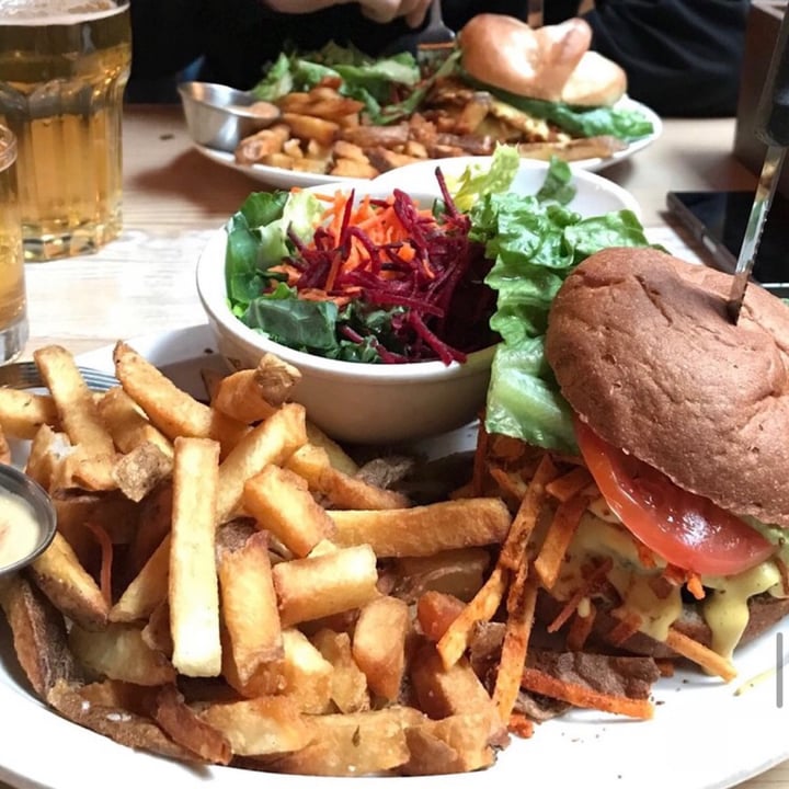 photo of MeeT in Yaletown Mucho Gusto Burger shared by @broccolizzo on  11 Dec 2020 - review