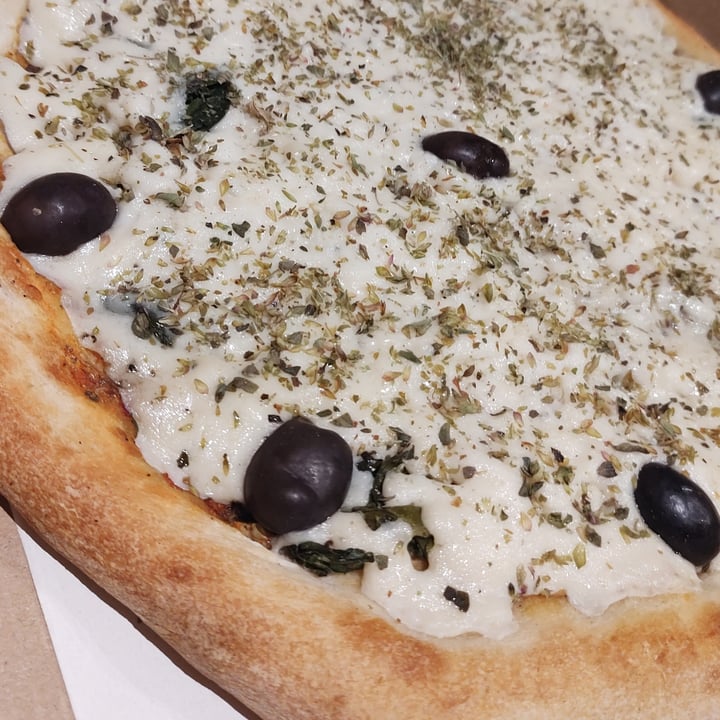 review photo of Olivia Pizzas & Empanadas - La Plata Pizza vegana de verdura shared by @juliatavella on 12 Nov 2021 - review