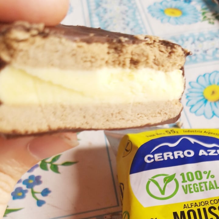 photo of Cerro Azul Alfajor con Mousse de Limón shared by @gabeee on  26 Feb 2022 - review