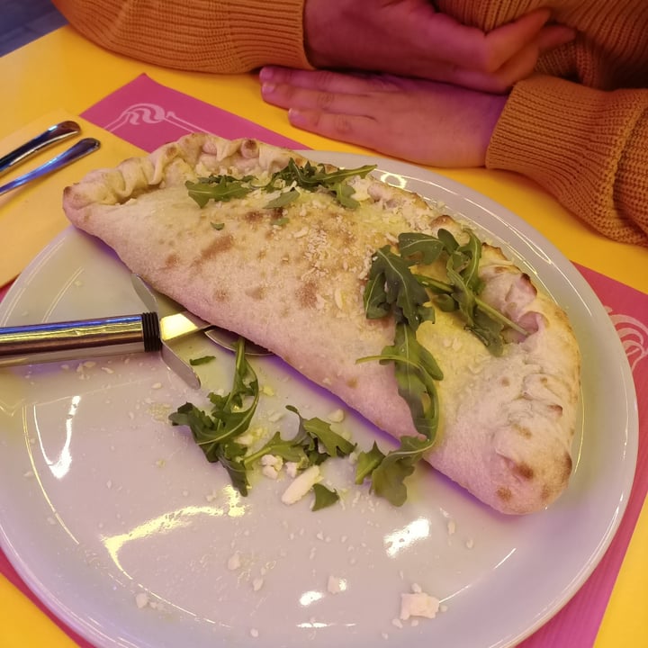 photo of New Freedom Cakes Café Pizza Calzone shared by @lavanessita on  31 Mar 2022 - review