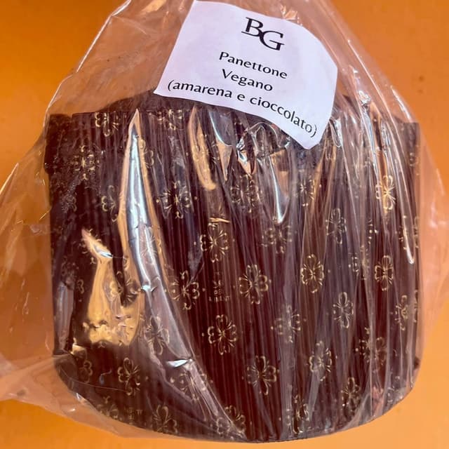 菜肴“Panettone Vegan Con Cioccolato E Amarene”的照片