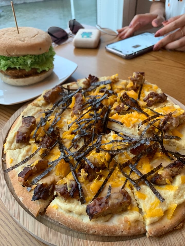 review photo of nomVnom Bistro Cheezy Tempeh Pizza shared by @happylilbelly on 12 Feb 2020 - review