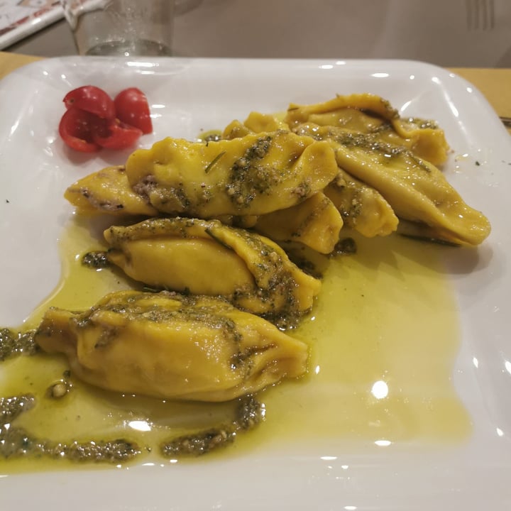photo of La Mi Mama Tortelli di tofu (della Bruna) con radicchio rosso e salsa di noci shared by @arualtyrell on  05 Sep 2020 - review