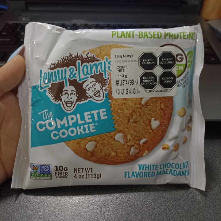 photo of Lenny & Larry’s The Complete Cookie White Chocolate Macadamia shared by @viviendovegano on  12 Sep 2022 - review