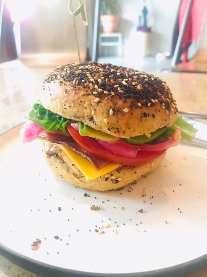 photo of Bite Me Café Bagel Con Tofu, Fake-bacon, Fake-cheese, Aguacate shared by @camico on  22 Sep 2019 - review