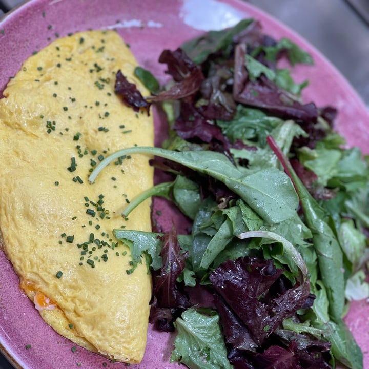 photo of Nic's On Beverly Three cheese Omelet shared by @veganshugah on  27 Sep 2021 - review