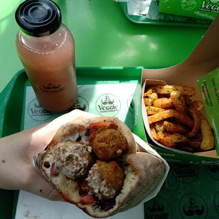 photo of Veggie Medio Oriente Falafel sandwich shared by @anavegar on  25 Apr 2021 - review