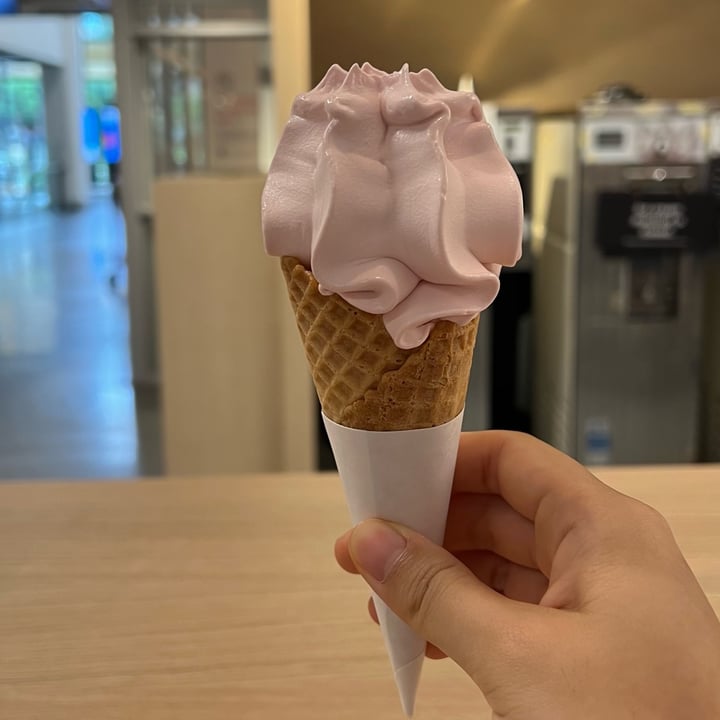 photo of IKEA Alexandra Strawberry Ice Cream shared by @consciouscookieee on  23 Oct 2022 - review