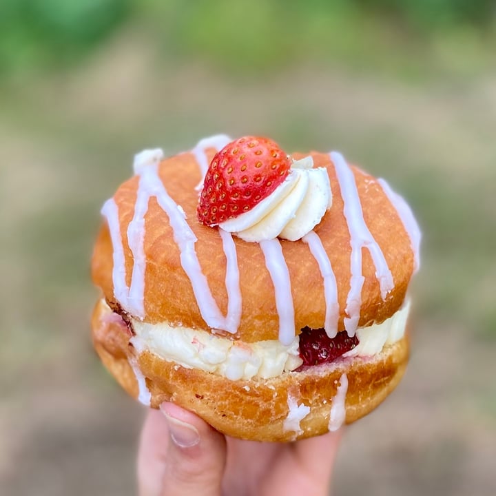 review photo of Lovebirds Donuts Strawberry shortcake donut shared by @amz8893 on 12 Aug 2020 - review
