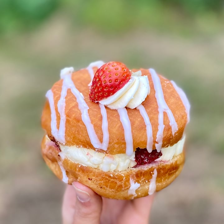 photo of Lovebirds Donuts Strawberry shortcake donut shared by @amz8893 on  12 Aug 2020 - review