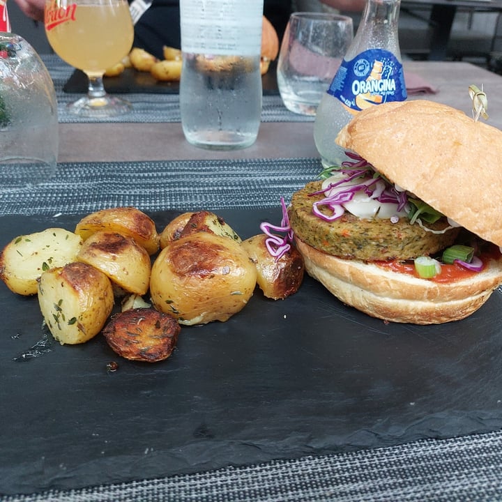photo of Art Cafe Bar Vegan burger shared by @vinniboiii on  04 Nov 2022 - review