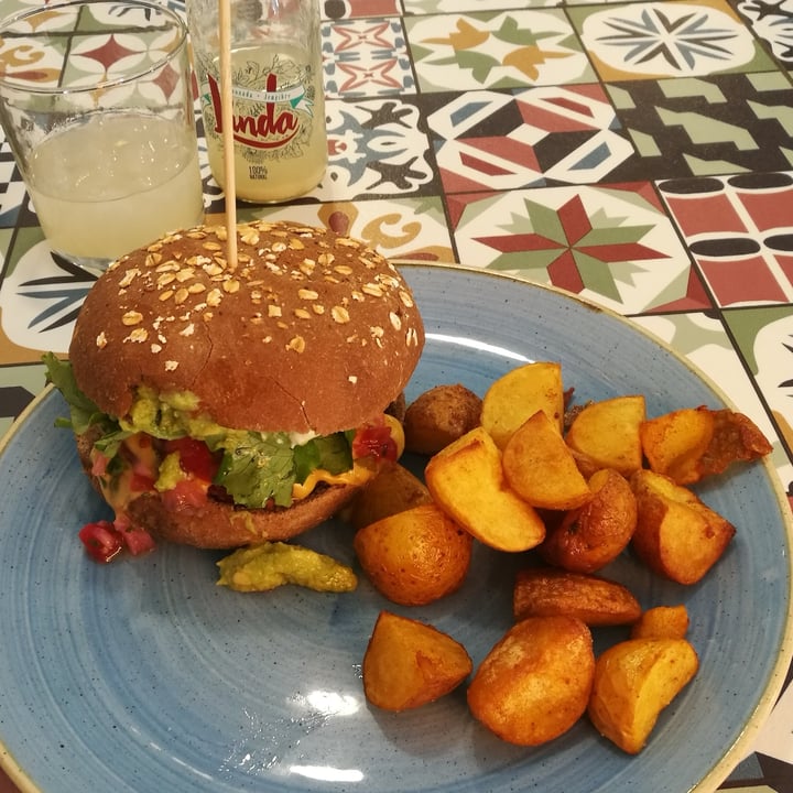 photo of Distrito Vegano Hamburguesa mexicana shared by @luciacev on  30 Sep 2021 - review