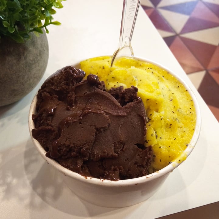 photo of Benissimo Gelato & Caffè helado de chocolate y maracuyá shared by @marmigar on  27 May 2022 - review