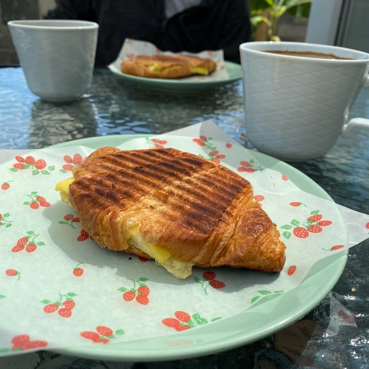 photo of Naturally Vero Croissant with just egg,cheese and coconut bacon shared by @deenerdot on  15 Jul 2022 - review