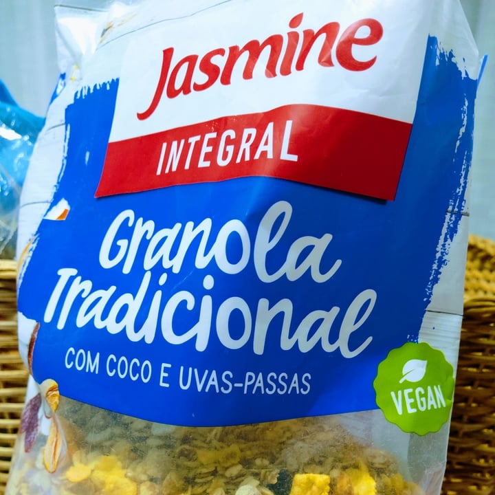 photo of Jasmine granola tradicional com coco e uvas-passas shared by @carolmoreir on  17 May 2022 - review